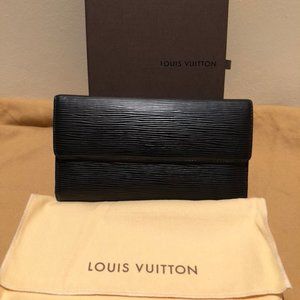 LV Sarah wallet with coin pocket detail